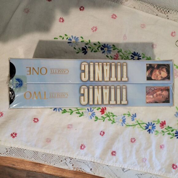 Lot of 3 VHS 90s Movies, Face/Off & Titanic Sealed, Dances W/ Wolves unsealed - Picture 9 of 16